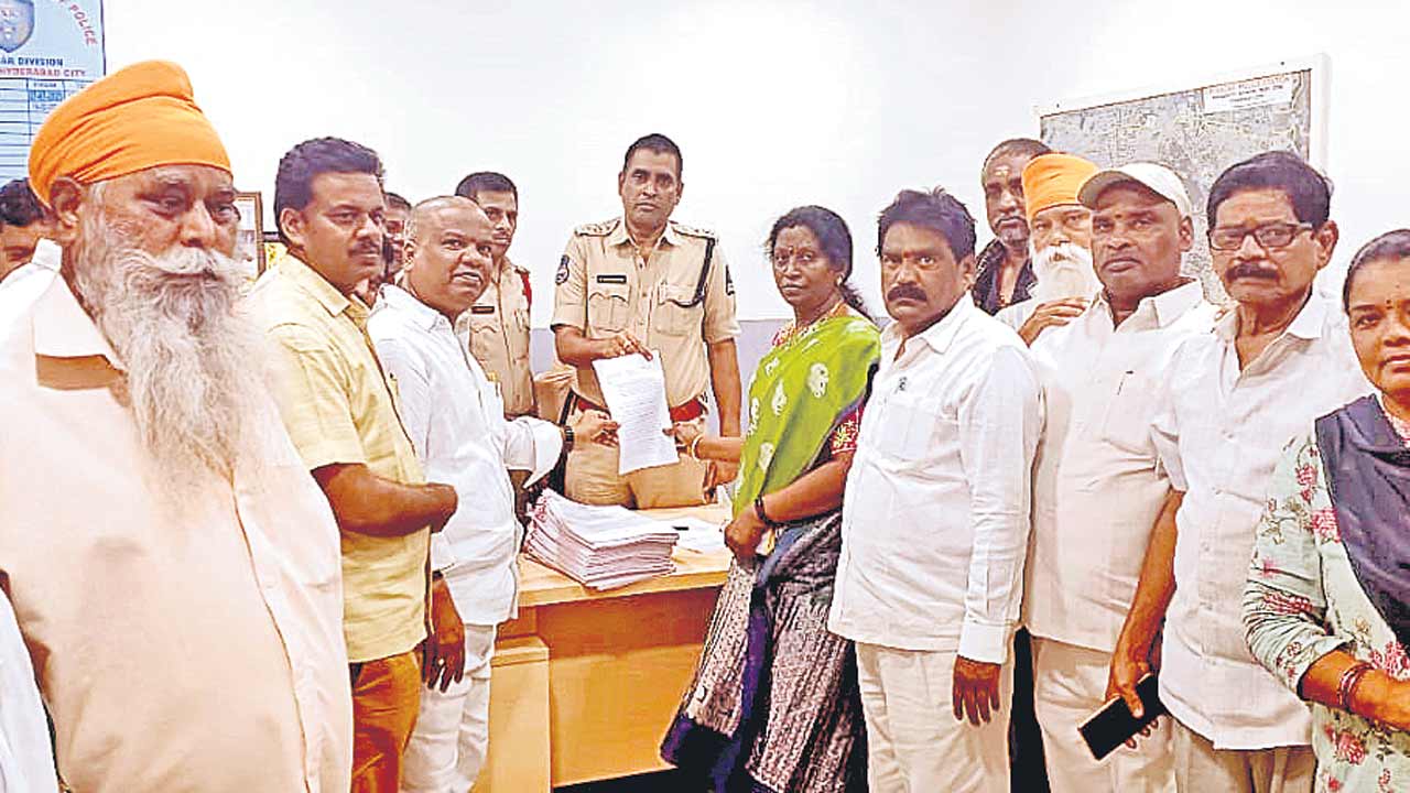 దేవాలయ షెడ్డు బోర్డు తొలగించొద్దు