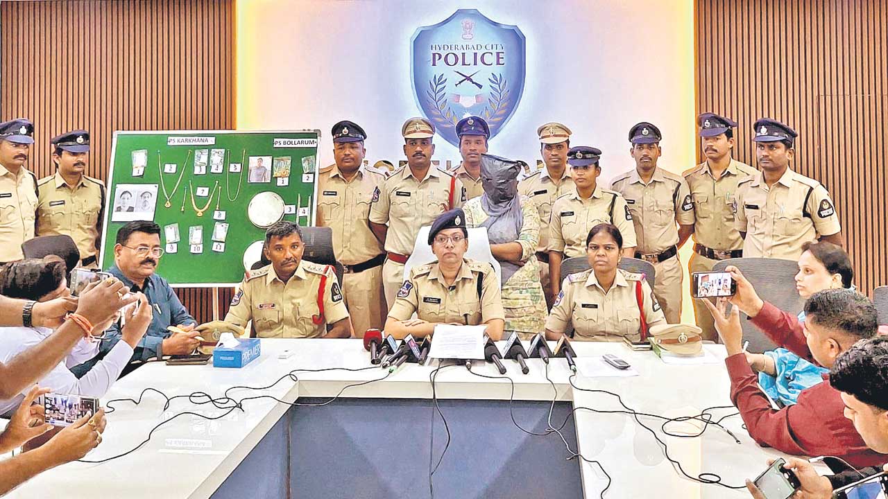 పనిమనుషులుగా చేరి.. చోరీ