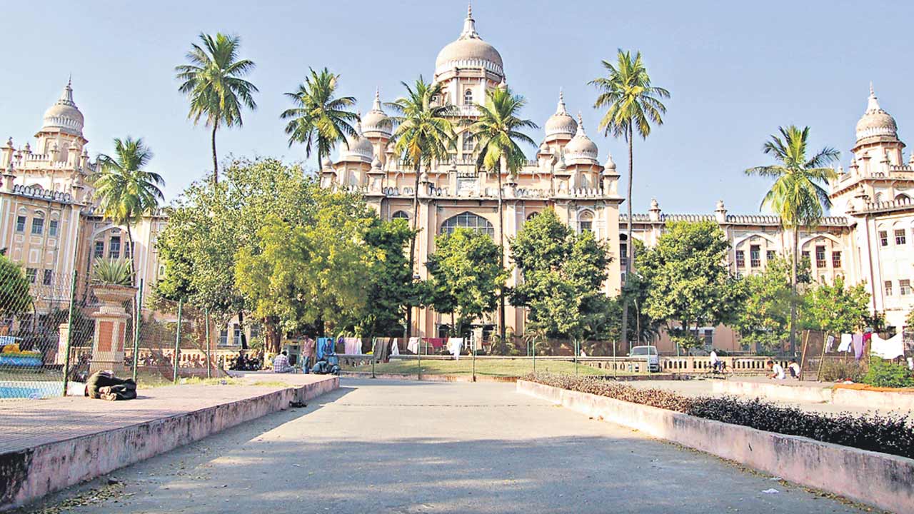 వెంటిలేటర్‌పై సర్కార్‌ వైద్యం