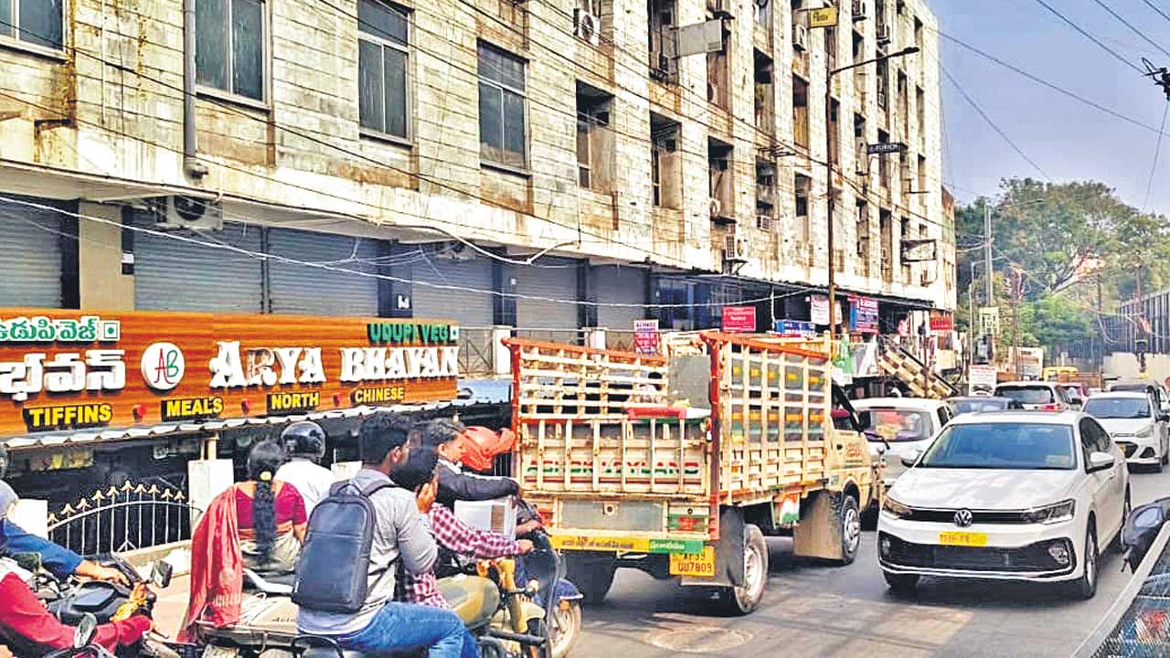 రోడ్డుపైనే పార్కింగ్‌.. ట్రాఫిక్‌ జామ్‌