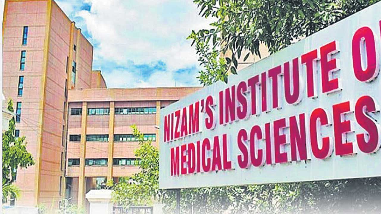 బెడ్లు ఖాళీ లేవు..కార్పొరేట్‌ ఆస్పత్రికి పొండి!