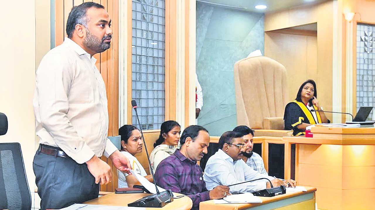 అడ్డంగా దొరికిన కమిషనర్‌!