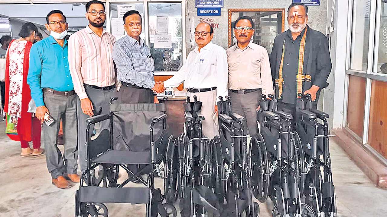 నిమ్స్‌కు వీల్‌చైర్లు వితరణ