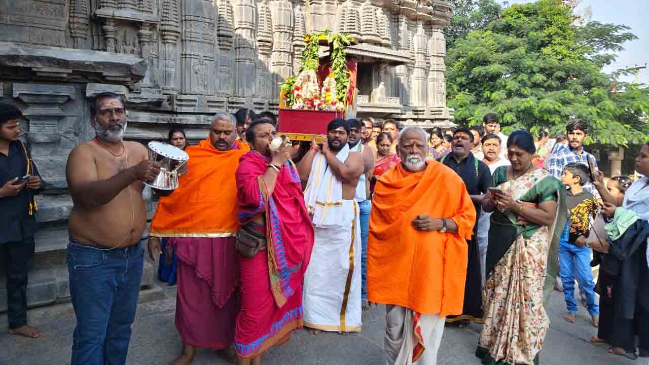 Hanumakonda | వేయిస్తంభాల దేవాలయంలో రుద్రేశ్వరీ-రుద్రేశ్వరస్వామివార్లకు వాహనసేవ