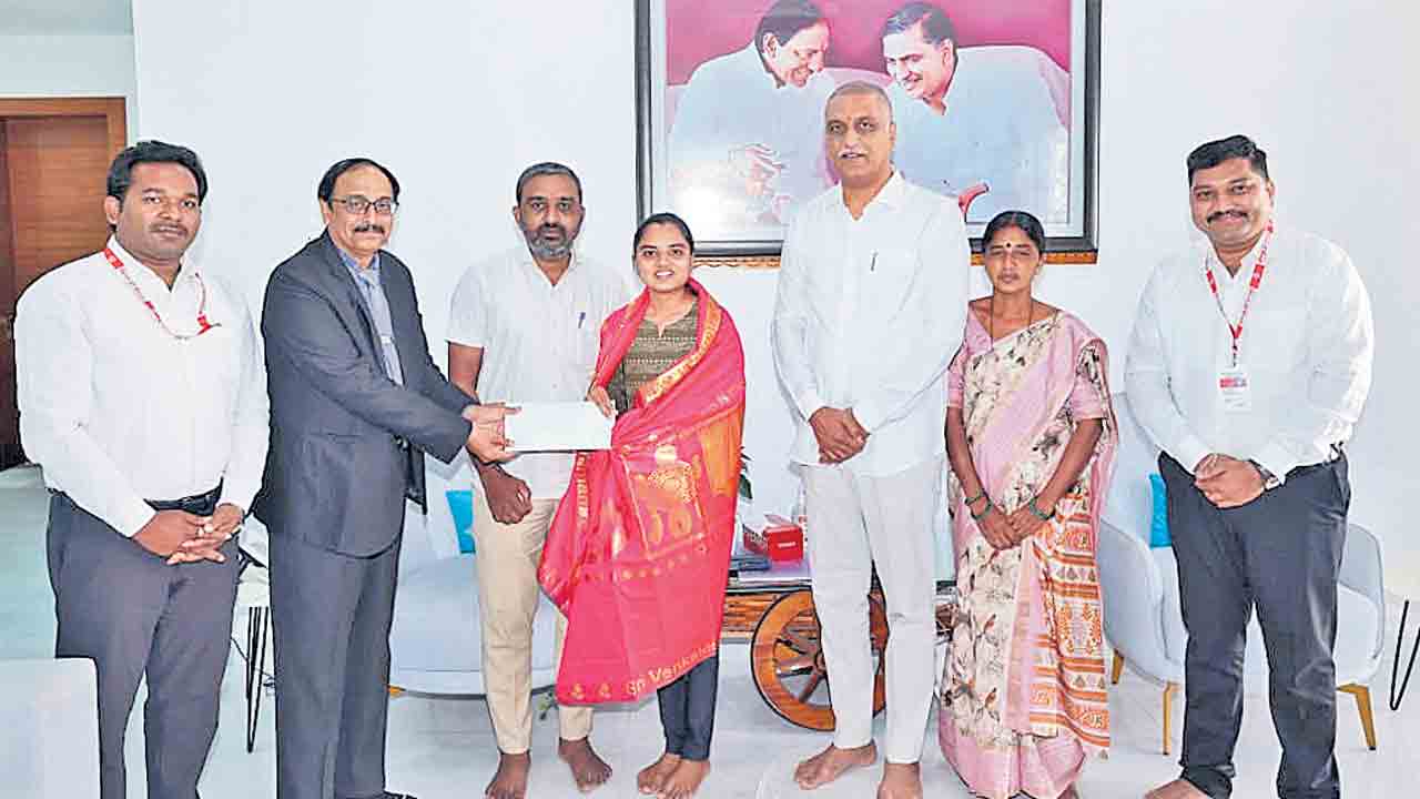 హరీశ్‌ పెద్ద మనసు.. ఇల్లు తనఖా పెట్టి విద్యార్థినికి చేయూత