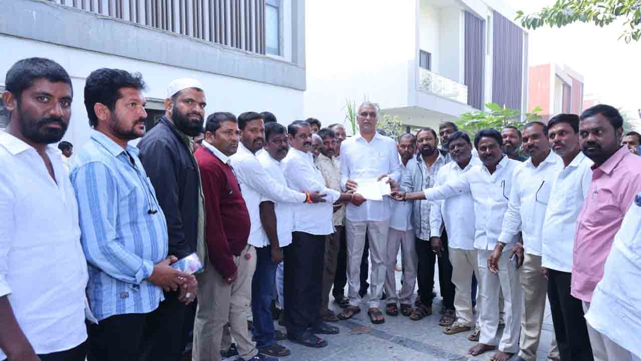 Contractors | అప్పులు చేసి ప్రభుత్వ పాఠశాలలు అభివృద్ధి పనులు చేశాం.. హరీశ్‌ రావుతో గోడు వెల్లబోసుకున్నకాంట్రాక్టర్లు