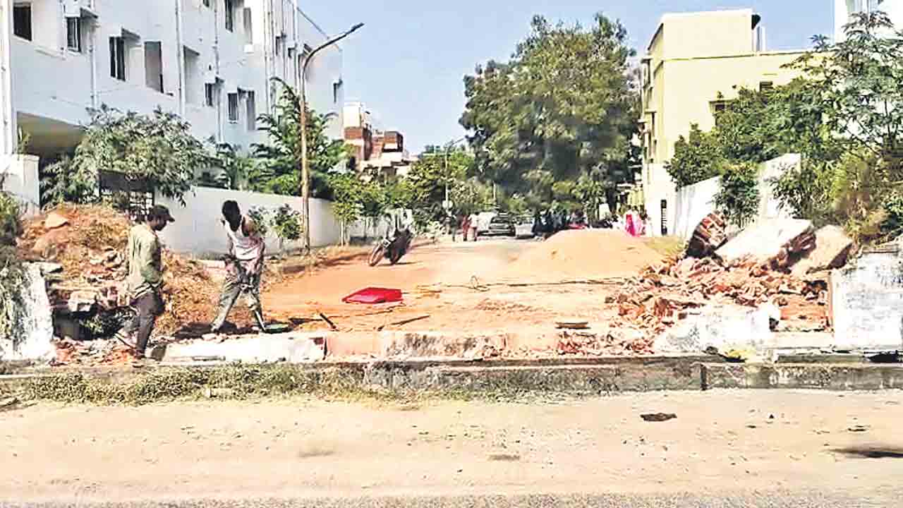 మేడం ఆదేశిస్తే.. అనుమతులు నడిచొస్తాయి!