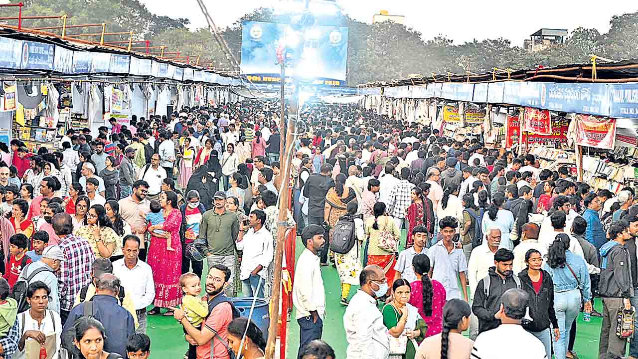 సందడిగా బుక్‌ ఫెయిర్‌.. ఎన్టీఆర్‌ స్టేడియానికి తరలివచ్చిన పుస్తకప్రియులు