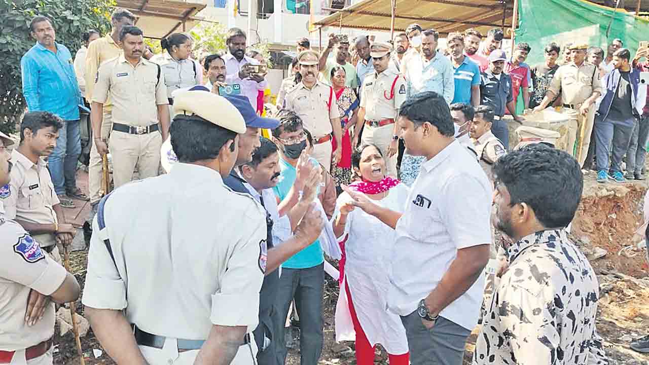 పాత నగరంలో హైడ్రా హల్‌చల్‌