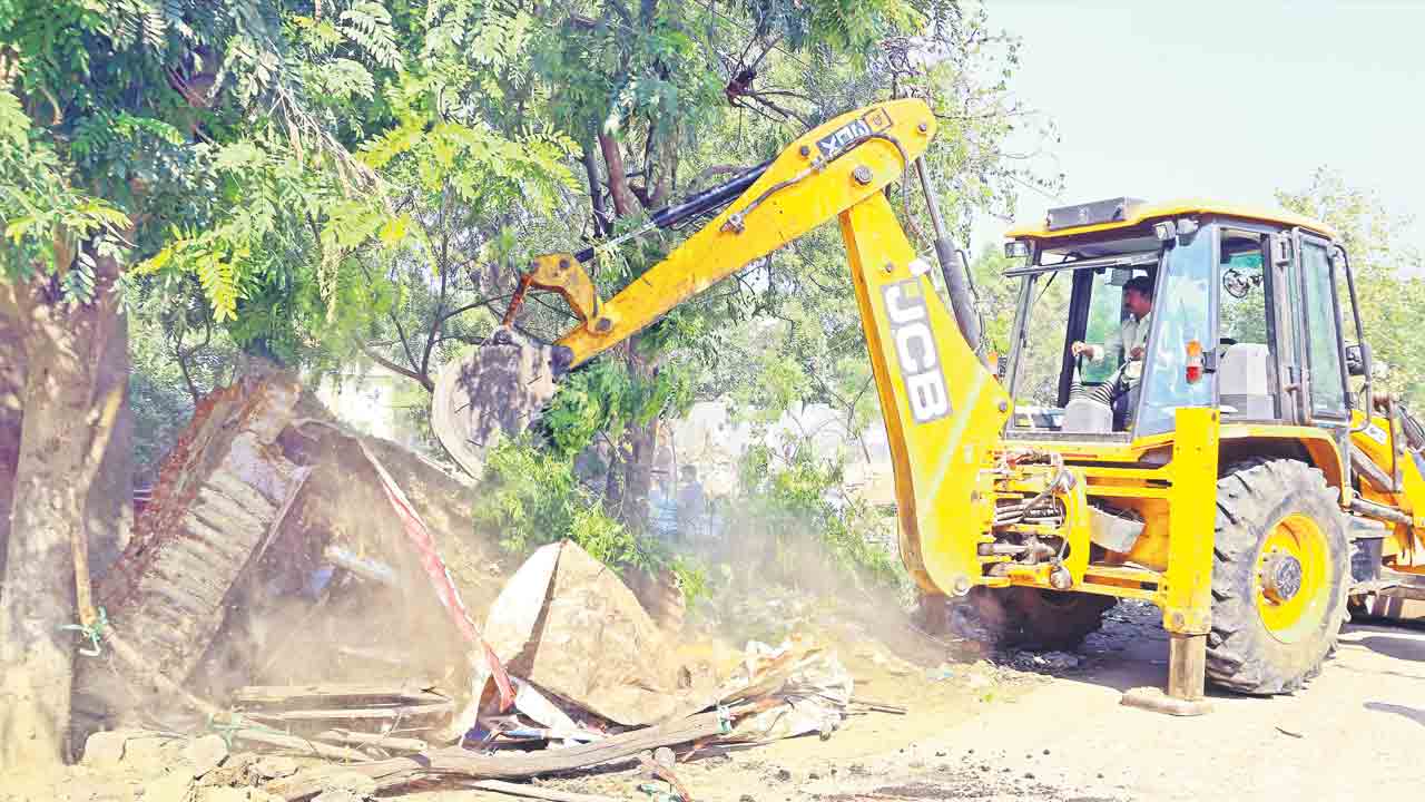 అక్రమ నిర్మాణాల తొలగింపు