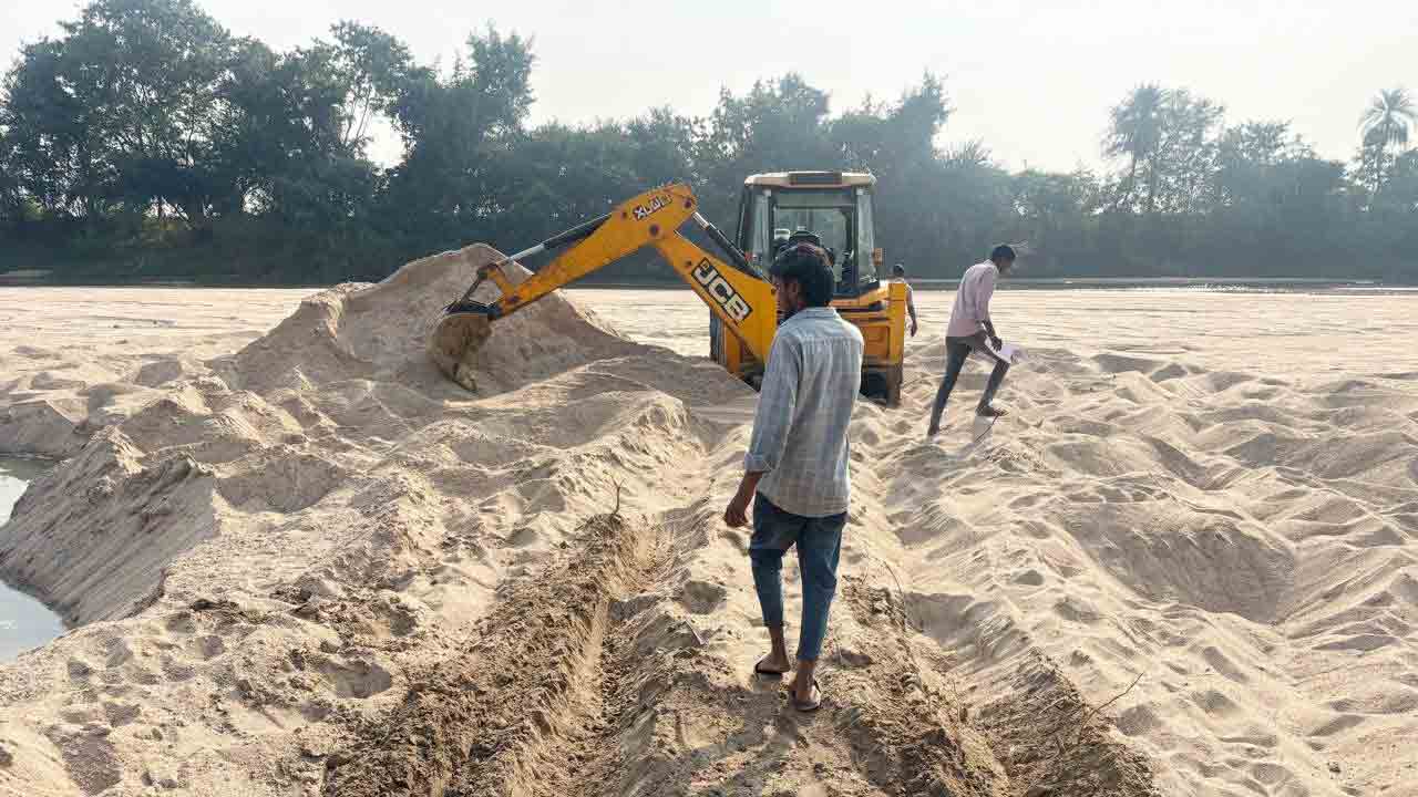 Illegal Sand | యధేచ్చగా ఇసుక అక్రమ తరలింపు.. పట్టుకుని వదిలేసిన అధికారులు