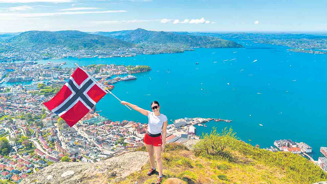 అతివలకు అగ్రతాంబూలం!