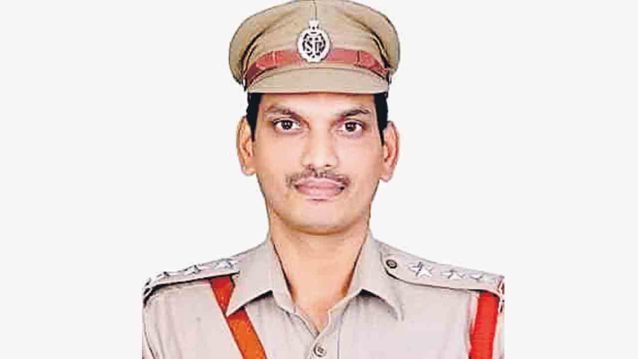 బాంబులేటి కొడుకుపై కేసు పెట్టిన పోలీస్‌ అధికారిపై వేటు.. మంత్రి పంతంతో గచ్చిబౌలి సీఐ బదిలీ