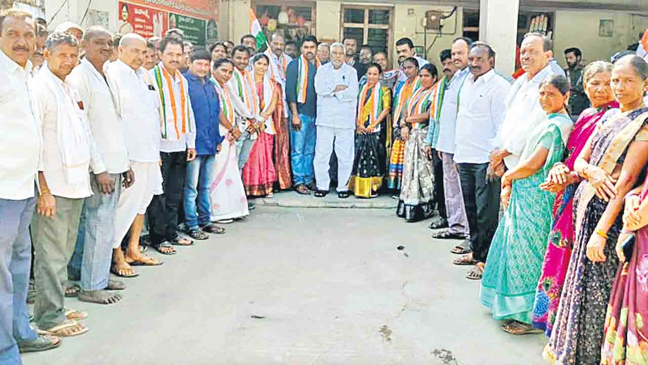 నడుమంత్రపోళ్లతో పార్టీకి నష్టం.. ఫిరాయింపు ఎమ్మెల్యేలపై మాజీ మంత్రి జీవన్‌రెడ్డి వ్యాఖ్యలు