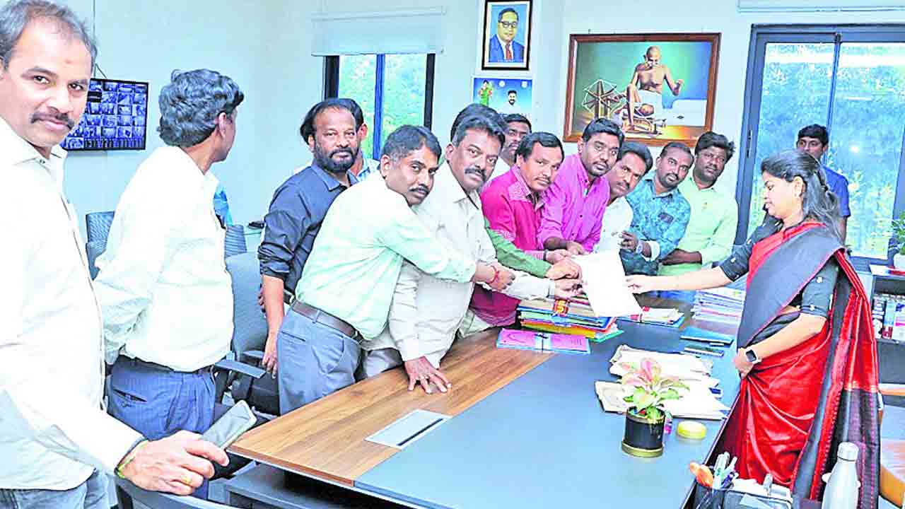 కదంతొక్కిన జర్నలిస్టులు.. కలెక్టర్లకు వినతిపత్రాల అందజేత