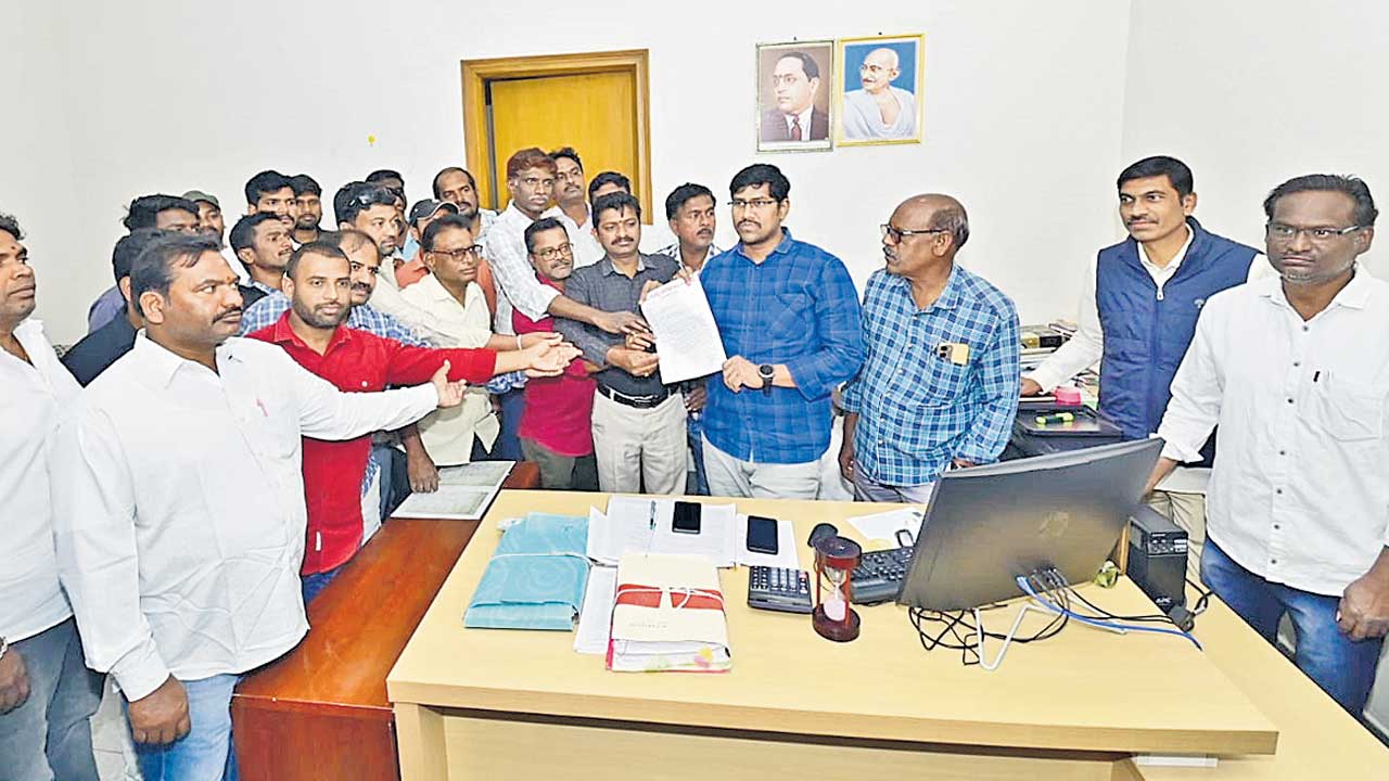 ‘కార్డుల కుట్ర’పై కలం సైనికుల కదం