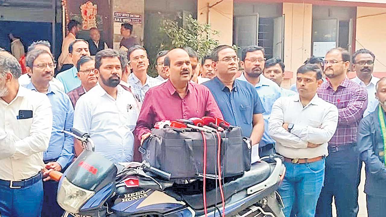 వైద్యుల వేతనాలకు ఇంకెన్ని రోజులు?