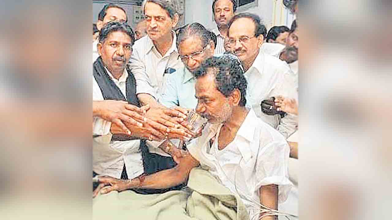 చారిత్రక దీక్షకు చెదపురుగుల బెడద