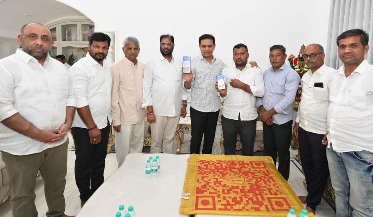 KTR | పోగు బంధంతో ఫోన్ బంధం.. సిరిసిల్ల నేతన్న అద్భుత సృష్టి