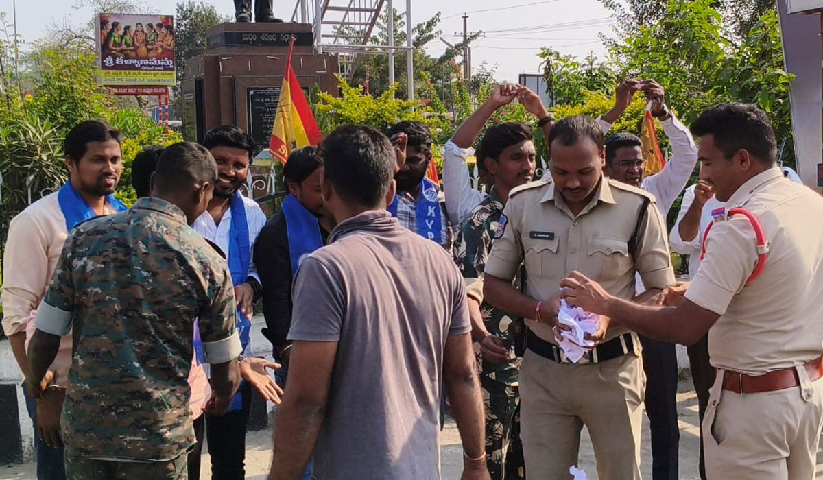 Peddapally | పెద్దపల్లిలో కేవీపీఎస్‌ ఆధ్వర్యంలో మను స్మృతి పత్రాల దగ్ధం.. అడ్డుకున్న పోలీసులు