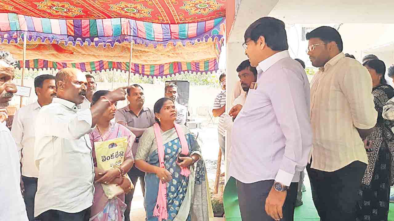 కడియం సాక్షిగా సర్పంచ్‌కు అవమానం
