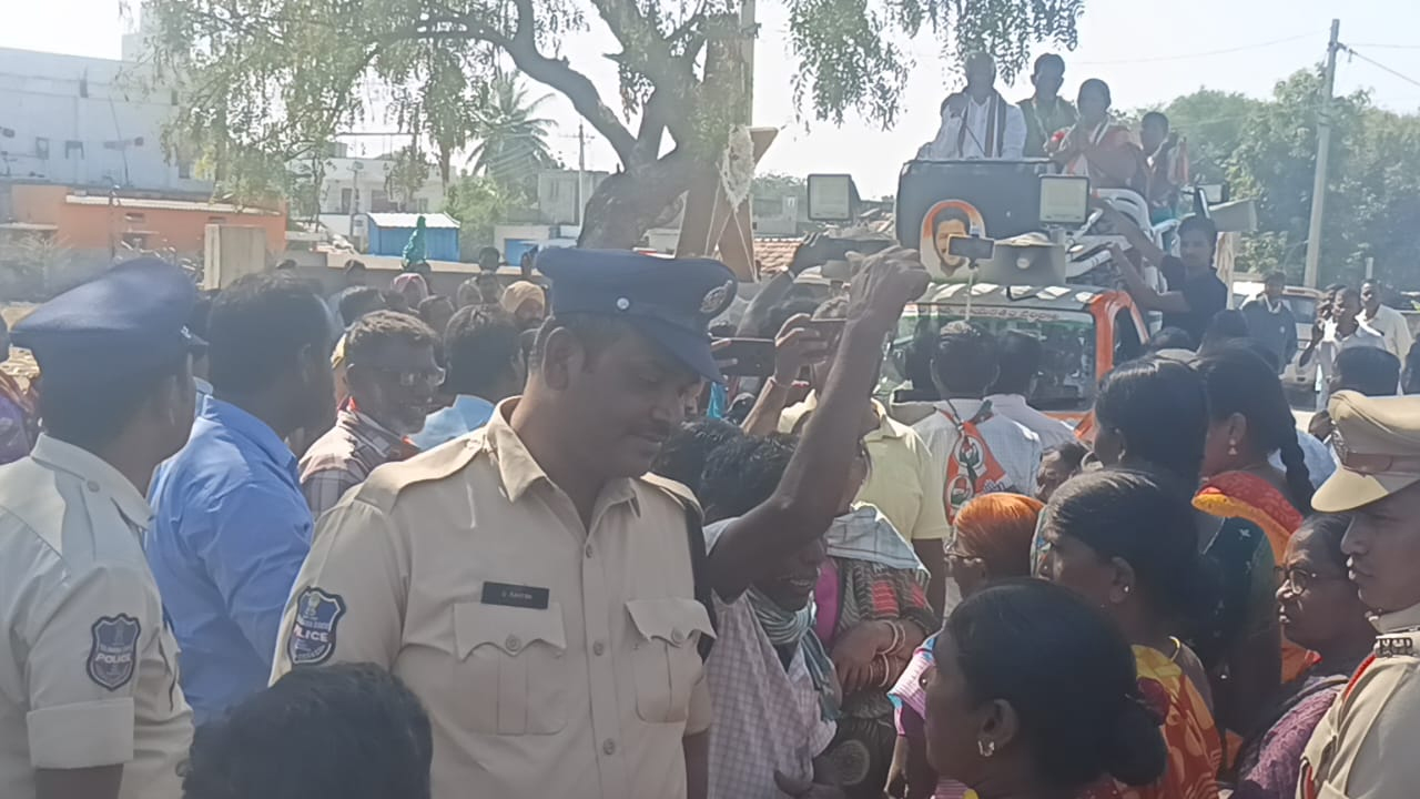 Kadiyam Srihari | వేలేరులో ఎమ్మెల్యే కడియం శ్రీహరికి చుక్కెదురు.. ఇందిరమ్మ ఇండ్లపై నిలదీసిన మహిళలు..!