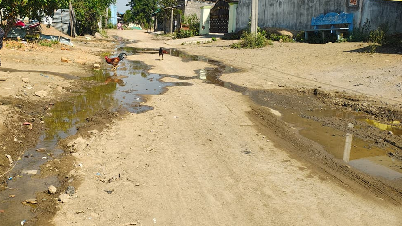 Karepalli | మిషన్ భగీరథ పైపులు లీక్‌.. రోడ్డుపై వృథాగా పోతున్న తాగునీరు..