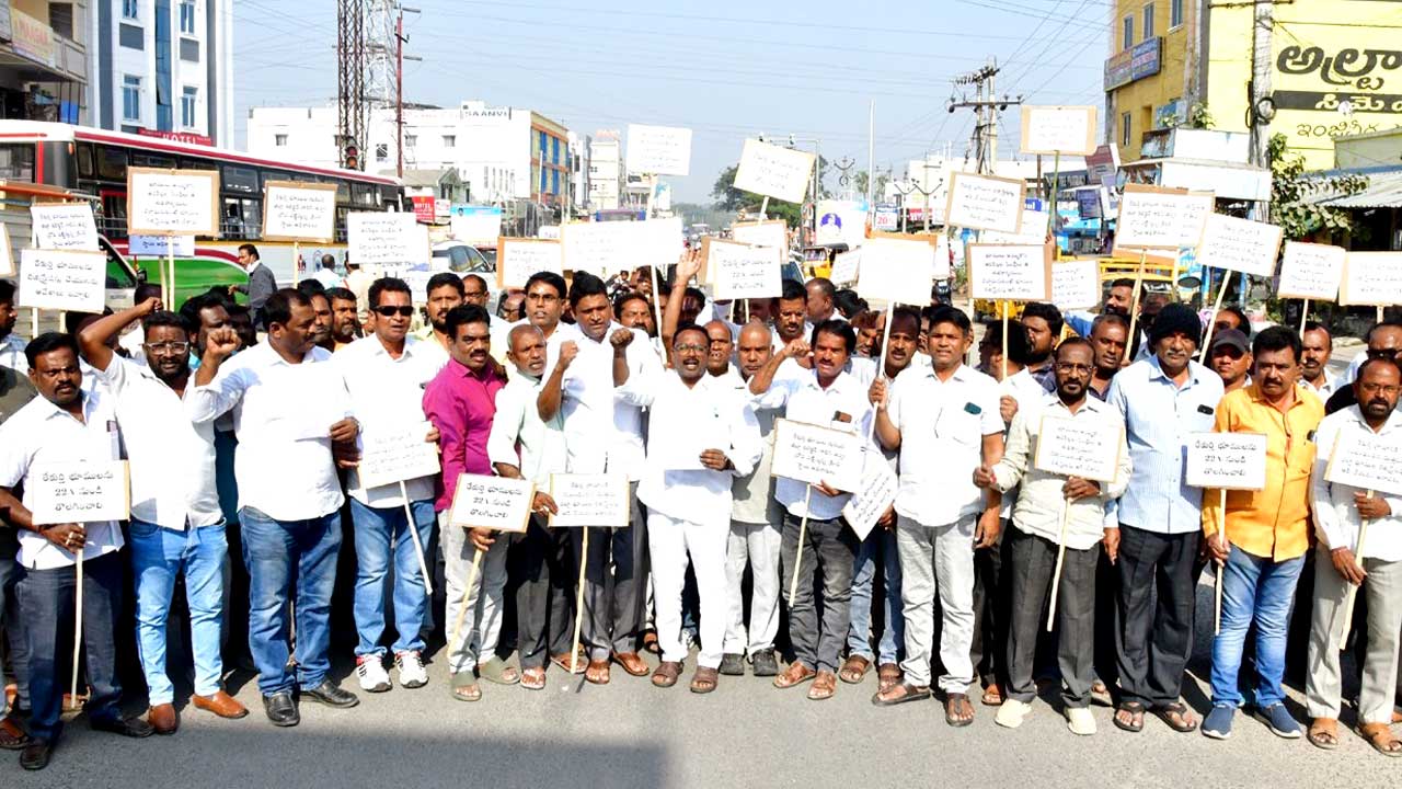 పట్టా భూములపై ఆంక్షలు తొలగించాలి