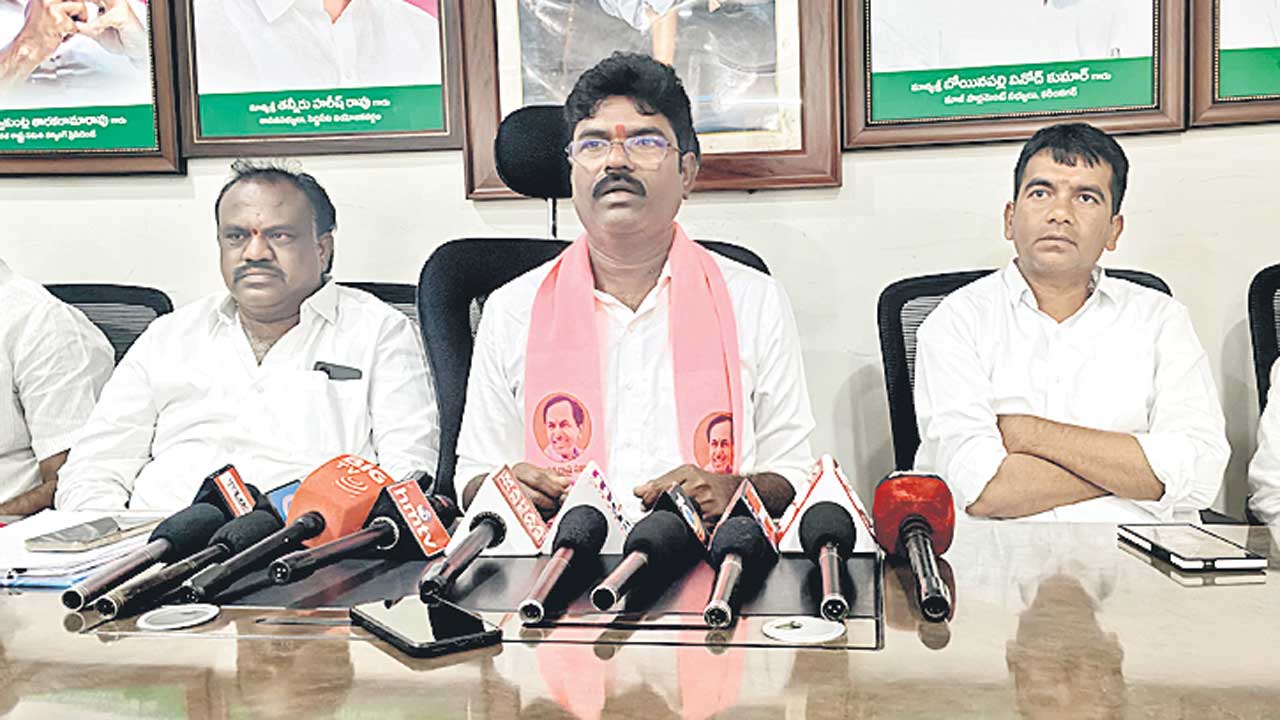 మా సర్పంచులను.. మీ సర్పంచులంటున్నవ్‌