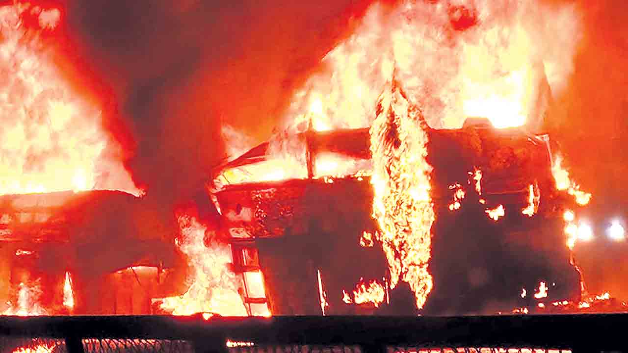 స్లీపర్‌ బస్‌ను ఢీకొన్న లారీ..ఆరుగురు సజీవ దహనం