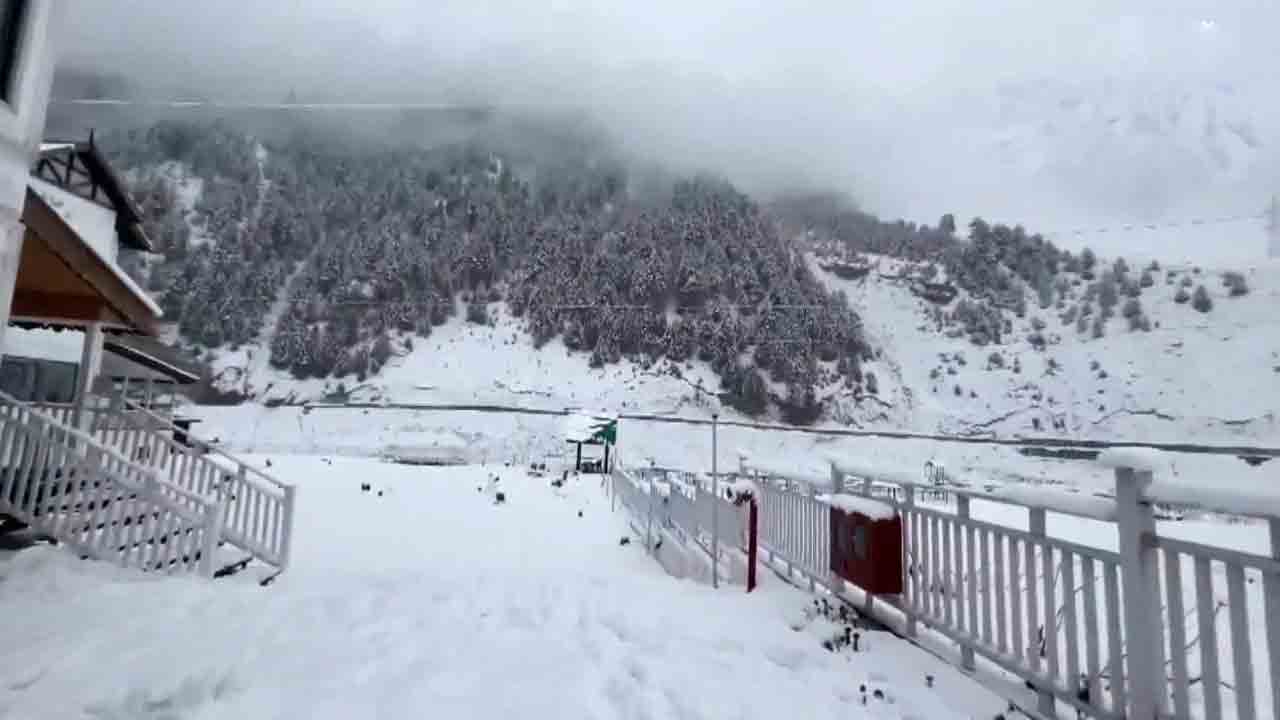 Snow fall | కశ్మీర్‌ లోయలో పరుచుకున్న మంచు దుప్పటి.. Video