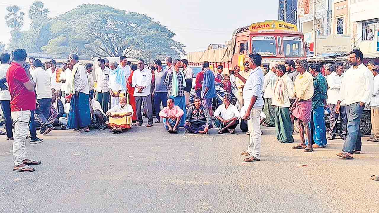 తప్పని యూరియా వెతలు.. ఎక్కడికక్కడ అన్నదాతల బారులు