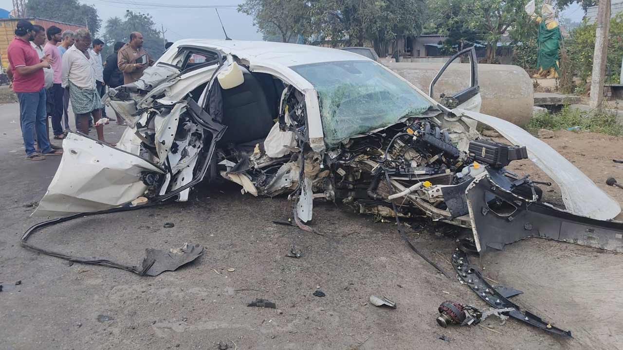 డివైడర్‌ను బలంగా ఢీకొట్టిన కారు