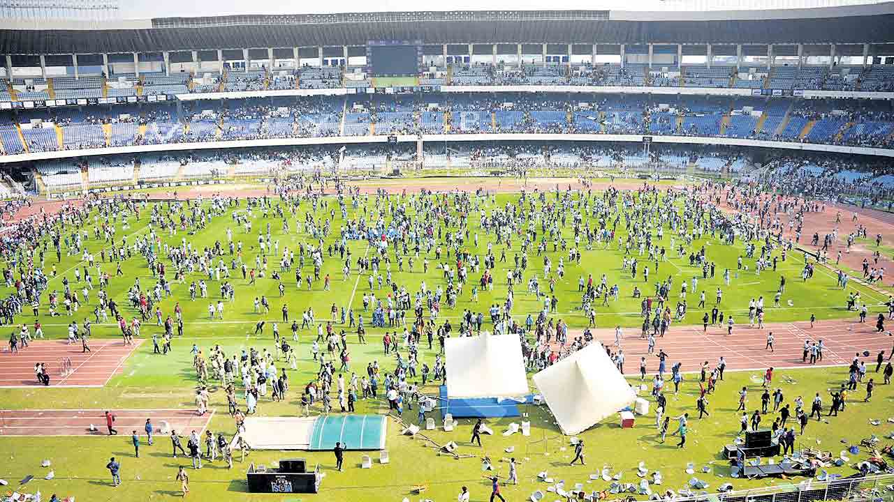 సాల్ట్‌లేక్‌లో ఉద్రిక్తత.. 15 నిమిషాలే గడిపిన మెస్సీ అభిమానుల ఆగ్రహం