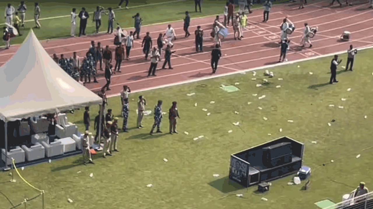 Lionel Messi | మ్యాచ్‌ ఆడకుండానే వెళ్లిపోయిన మెస్సి.. ఫ్యాన్స్‌ ఫైర్‌.. ప్లెక్సీలు చించి, కుర్చీలు విసిరేసి.. VIDEOS