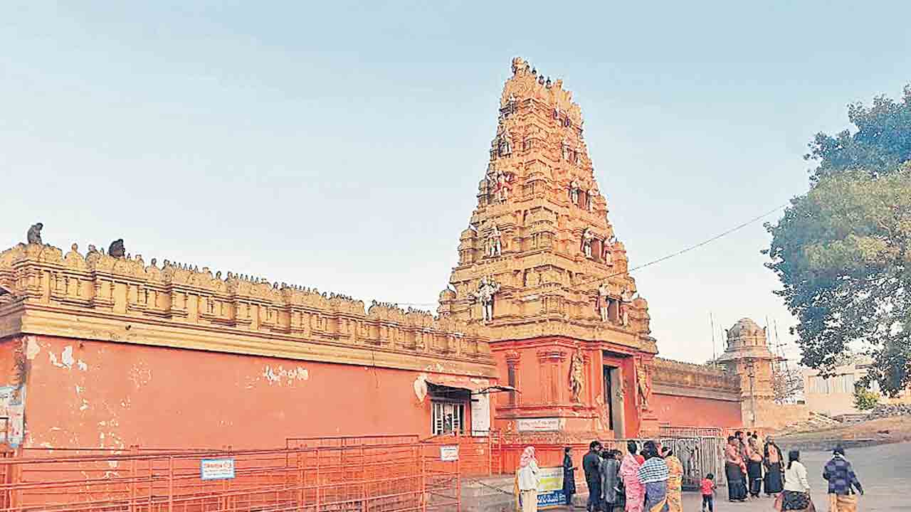 అంజన్న క్షేత్రంలో హద్దుల పంచాయితీ!