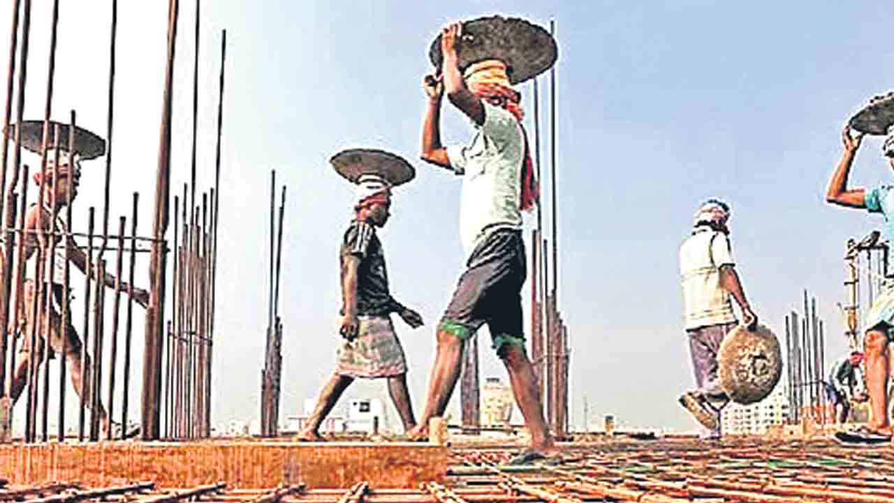 కార్మికుల మెడపై కేంద్రం కోడ్‌ కత్తి