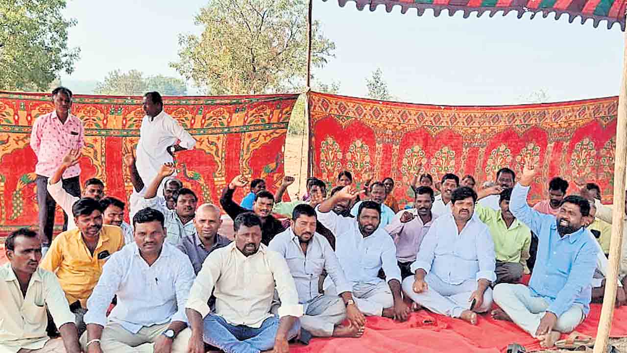 మా భూముల జోలికి రావద్దు.. దళితుల పొట్టకొడితే ఊరుకోం