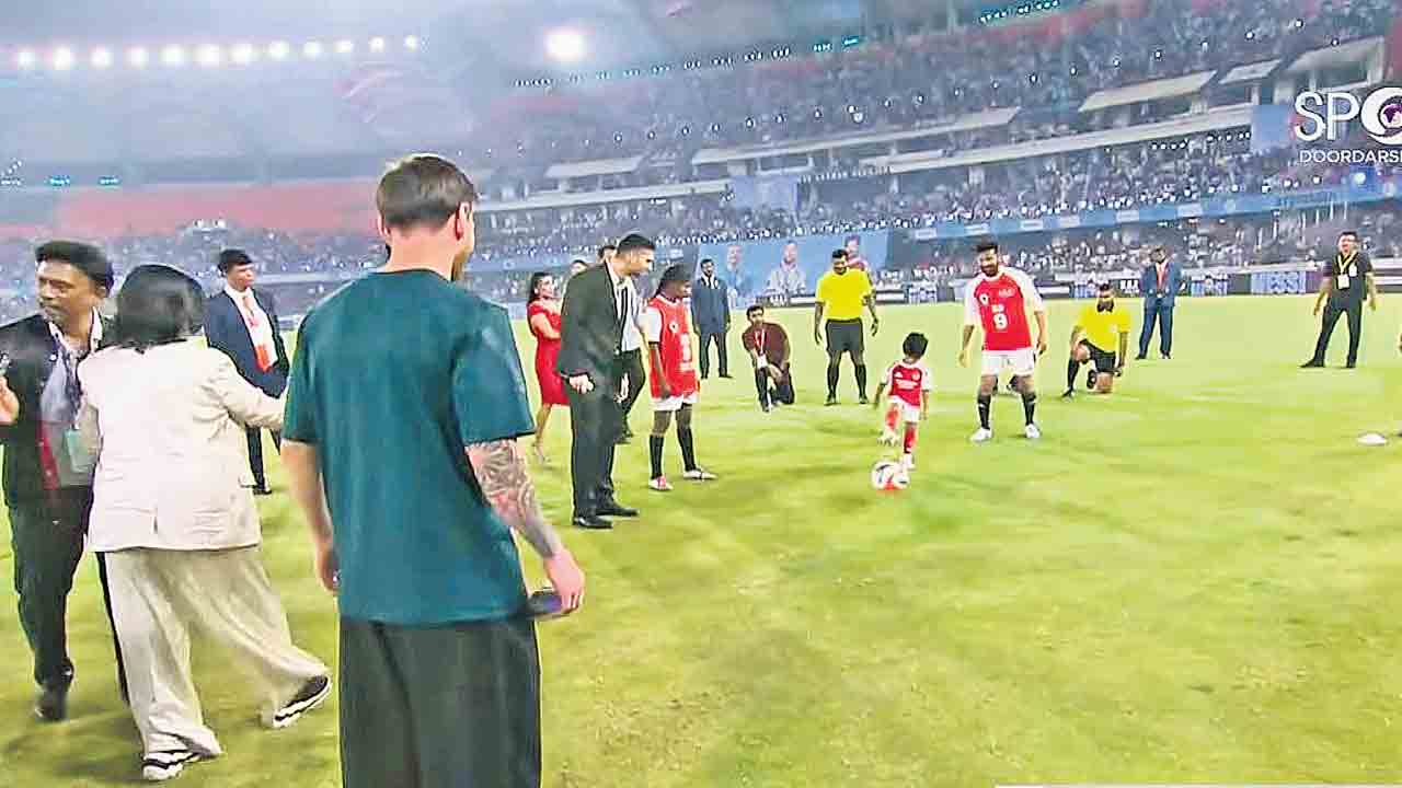 తెలంగాణతో ఫుట్‌బాల్‌.. ప్రజలకు ఉపయోగంలేని ఆటకు 100 కోట్లు ఖర్చు