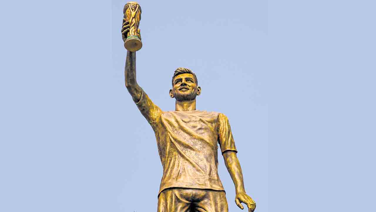Lionel Statue
