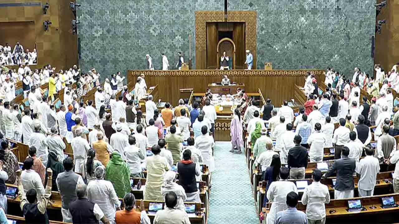 Winter Session | పార్లమెంట్‌ ఉభయసభల్లో గందరగోళం.. లోక్‌సభ రేపటికి వాయిదా