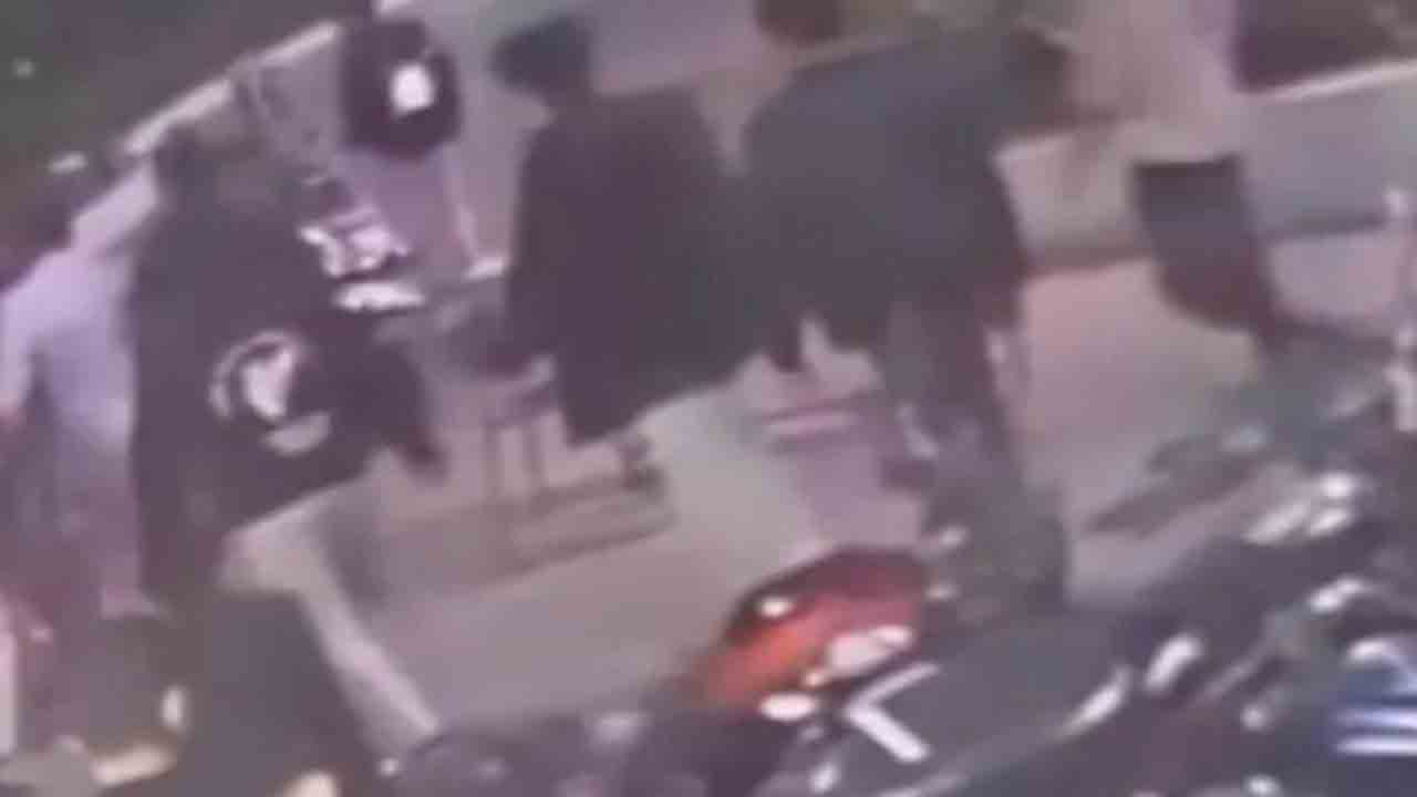 MBBS Students Clash Over Noodles | నూడుల్స్ ఆర్డర్‌పై ఎంబీబీఎస్‌ విద్యార్థుల ఘర్షణ.. పలువురికి గాయాలు