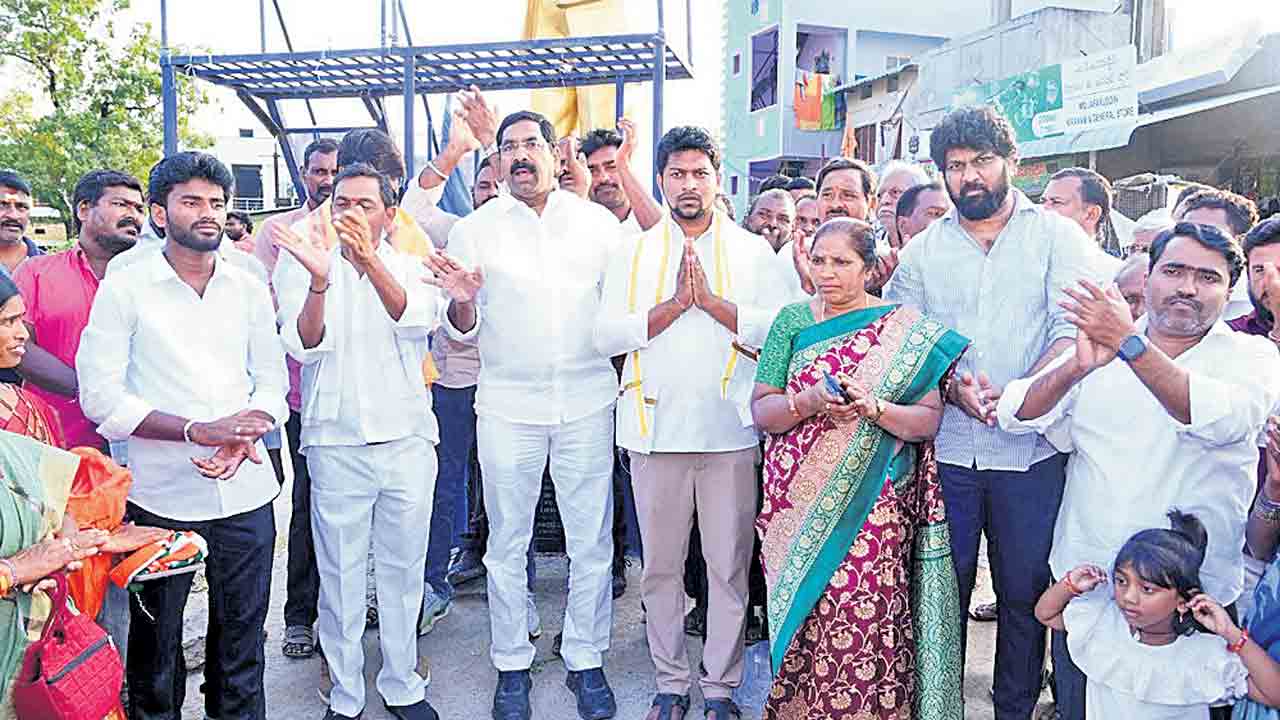 కాంగ్రెస్‌ అభ్యర్థిని గెలిపిస్తే మరో 10 ఇండ్లు.. వర్ధన్నపేట ఎమ్మెల్యే నాగరాజు హామీ