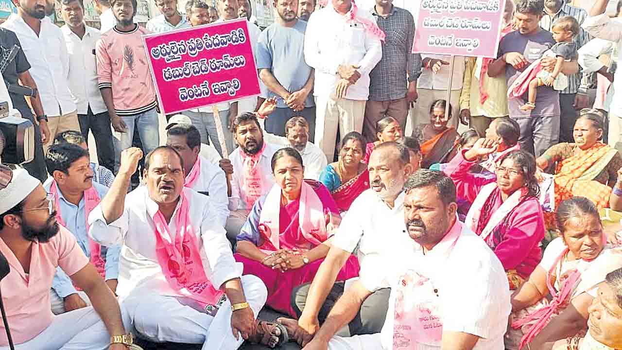 ఇండ్లివ్వకుంటే ఊరుకోం.. నర్సాపూర్‌లో పేదలతో కలిసి భారీ ర్యాలీ