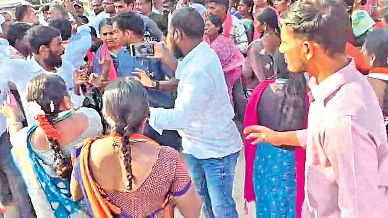 రంగంపేటలో కాంగ్రెస్‌ బరితెగింపు.. ప్రచారం చేస్తుండగా ఎమ్మెల్యేను అడ్డుకునేందుకు యత్నం