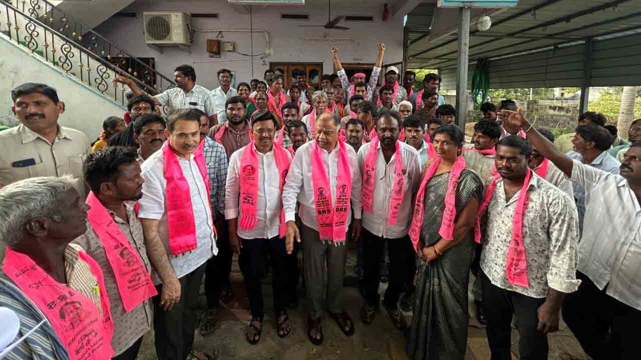 కాంగ్రెస్‌ను వీడి బీఆర్‌ఎస్‌లోకి..