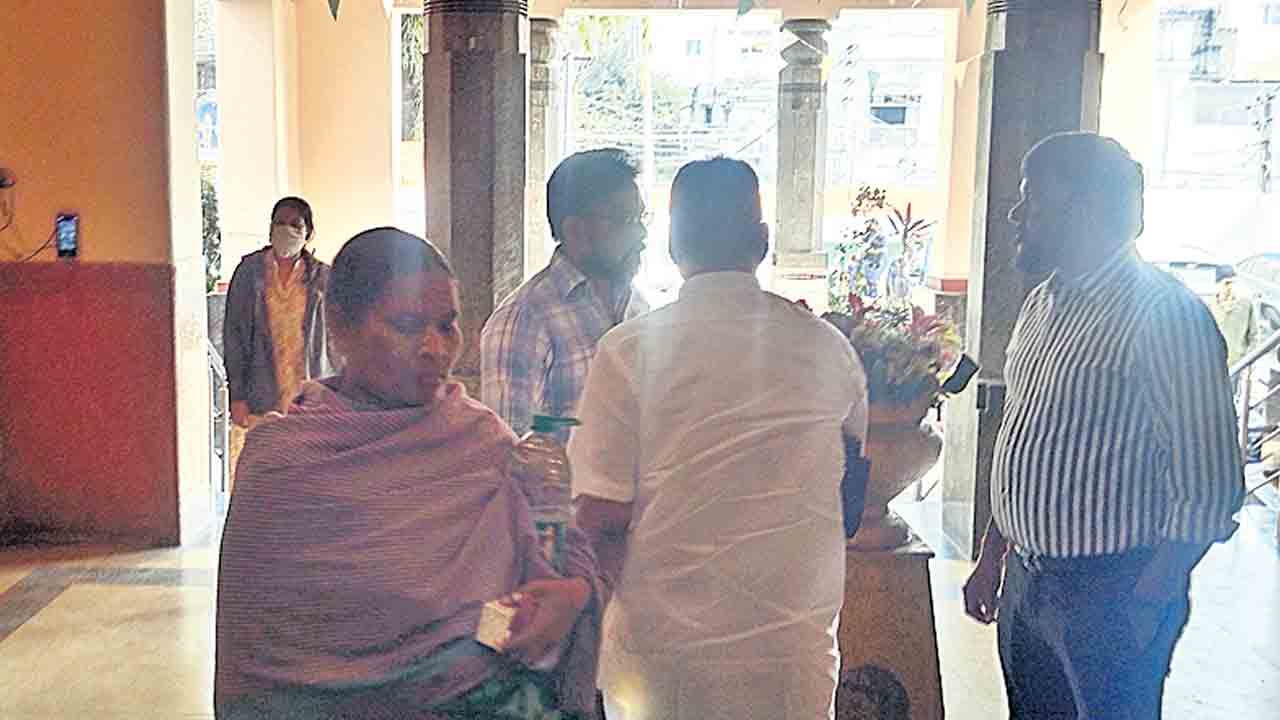 నాకు చెప్పకుండా ఎవరికీ చెక్కులు ఇవ్వొద్దు!