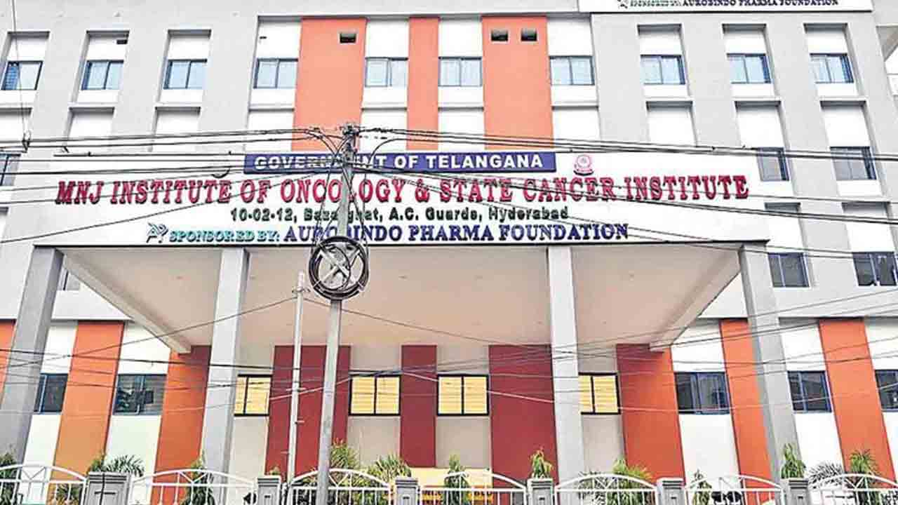 డైరెక్టర్‌ నిర్లక్ష్యం.. ఆసుపత్రి అస్తవ్యస్తం