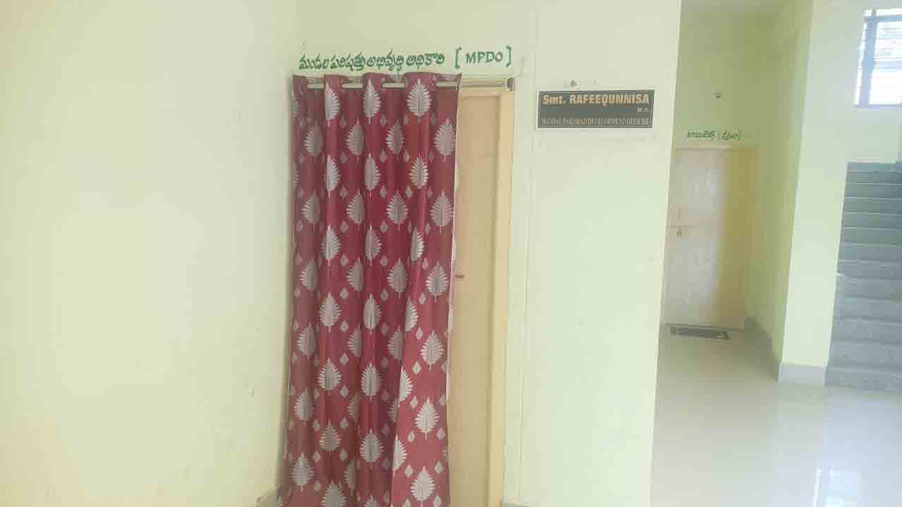 MPDO | విధుల నుండి తప్పించుకు తిరుగుతూ.. కొల్చారం ఎంపీడీవో తీరుపై సర్వత్రా విమర్శలు