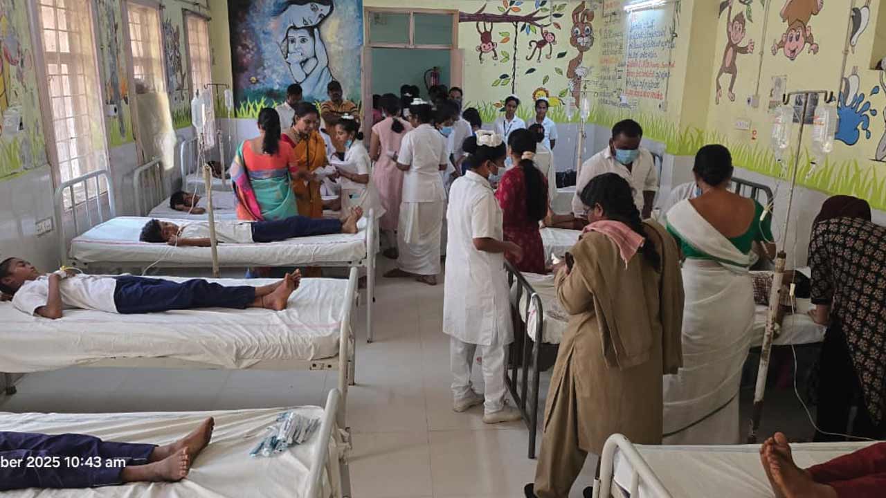 ఎస్టీ హాస్టల్‌ లో.. ఫుడ్‌ పాయిజన్‌